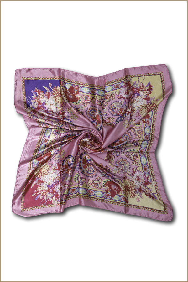 Foto van sjaal KIRSTEN, een met fris rose kleur geaccentueerde sjaal met elegant bloemen-ontwerp.
