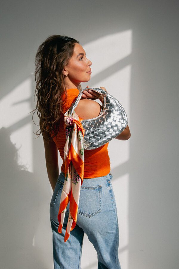 Foto van sjaal IRENE, een met frisse voorjaarskleuren geaccentueerde sjaal met elegant tulpen-ontwerp gedragen als decoratie